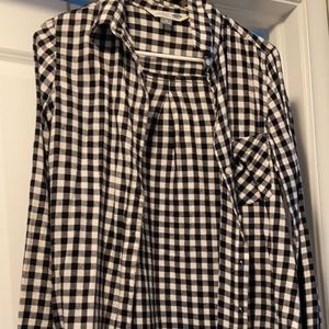 Old navy black/white checkered button down shirt. In great condition!